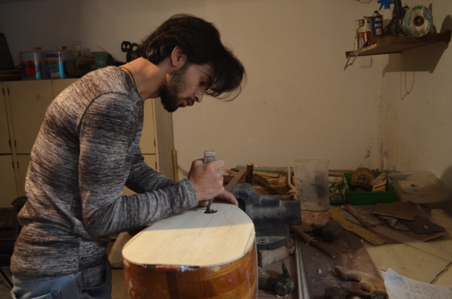 19 yaşındaki genç "ozanlar diyarı"nda kendi bağlamasını üretiyor